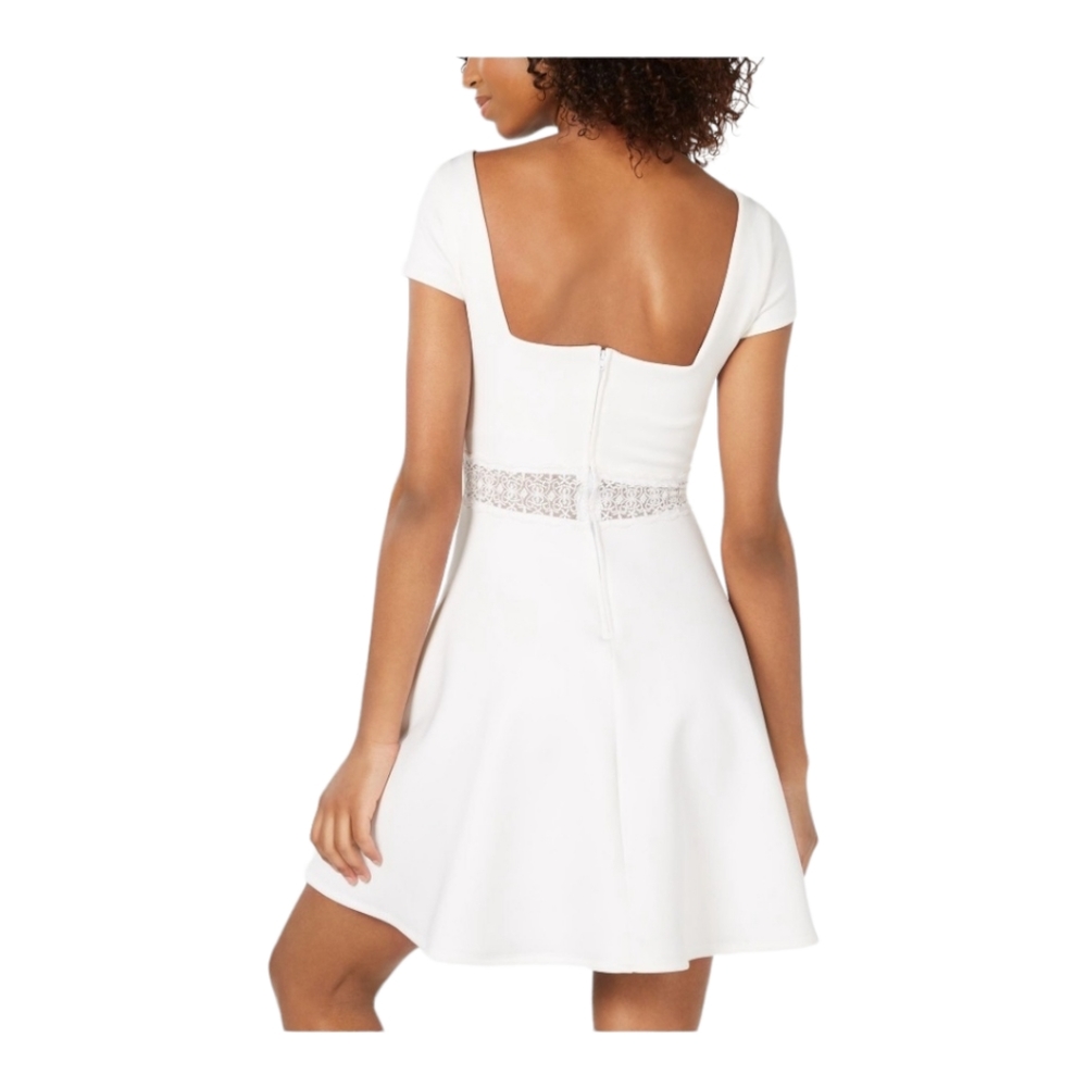 CRYSTAL DOLLS Women's Juniors White Short Sleeve V Neck Fit and Flare Party Mini